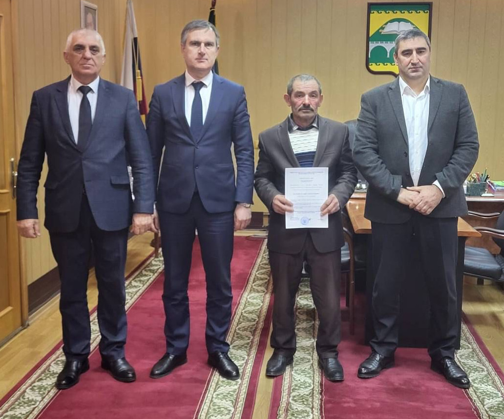 Вручение свидетельства о предоставлении субсидии на приобретение жилья участнику боевых действий.